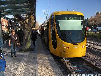 Public domain photo by Fiorella Grinstein of LRV in Puerto Madero district of Beunos Aires